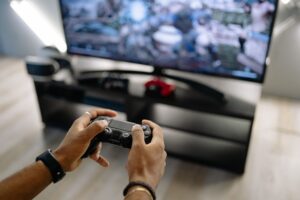 Combinația perfectă pentru dopamină: De ce muzica bună și jocurile interactive sunt noul mod preferat de deconectare a românilor